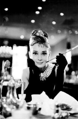 http://www.dvdinternacional.com.br/scripts/upproduto/max/1_audrey-hepburn-50x40-modelo-1.jpg